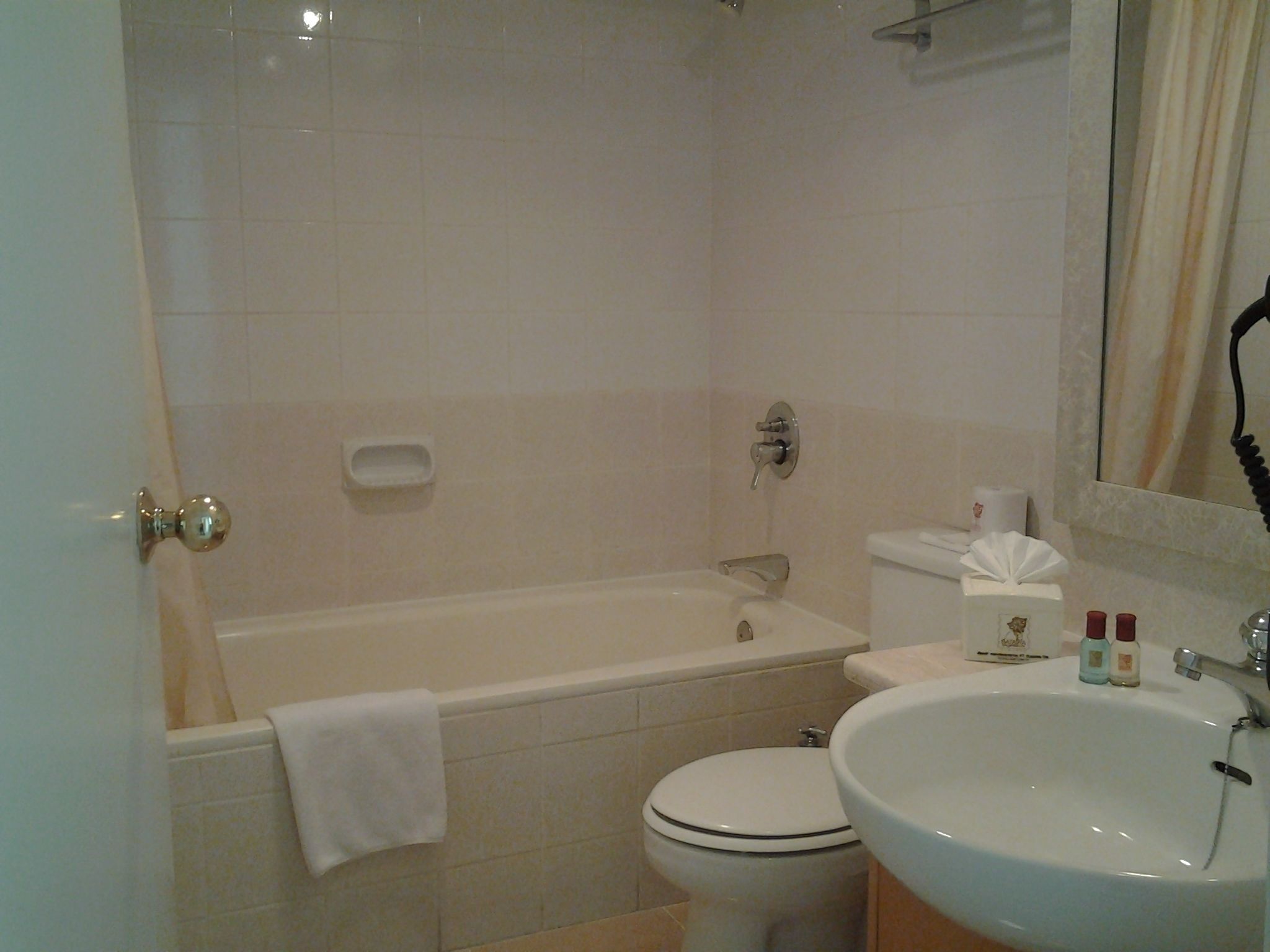 Ein Badezimmer mit einer Badewanne, Toilette und Waschbecken.