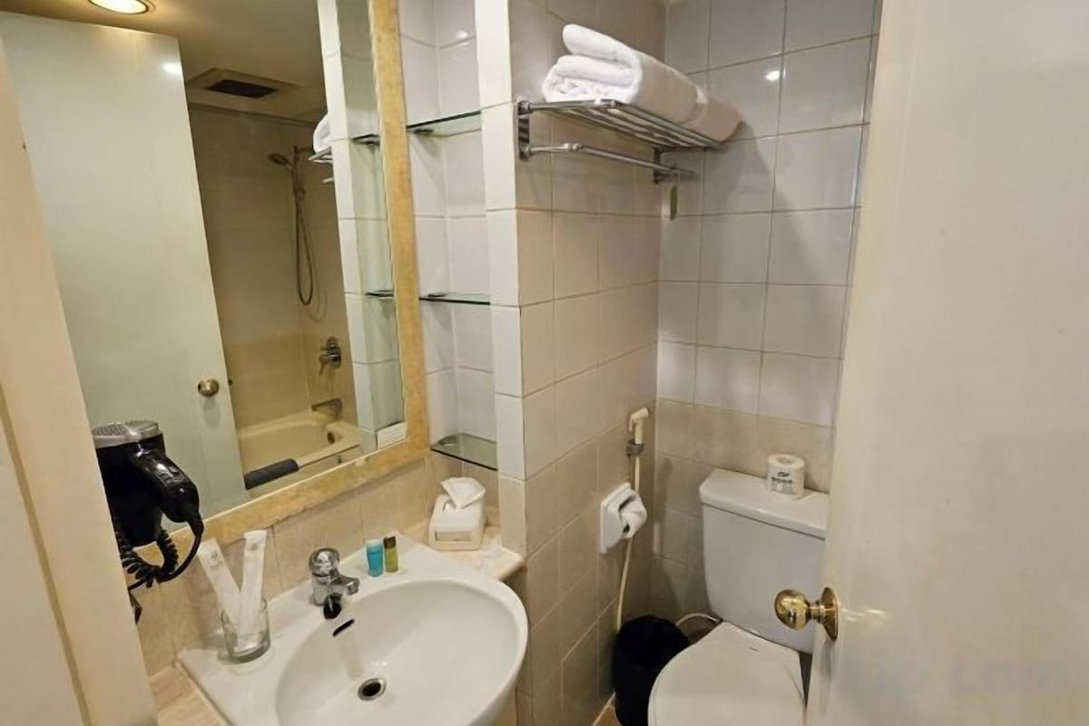 Salle de bain | Articles de toilette gratuits, sèche-cheveux, peignoirs, chaussons