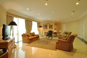 32-inch LCD TV with cable channels, TV - Batavia Hotel and Serviced Apartments (Jakarta)