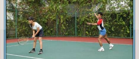 Una cancha de tenis con dos jugadores.