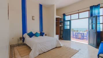 Eenvoudige kamer, terras, uitzicht op zee | 1 slaapkamer, luxe beddengoed, individueel gedecoreerd