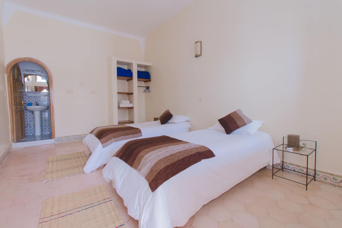Habitación básica, patio | Ropa de cama de alta calidad y cortinas opacas