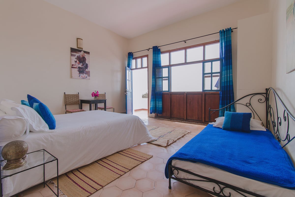 Habitación básica, terraza, vistas al mar | Ropa de cama de alta calidad y cortinas opacas