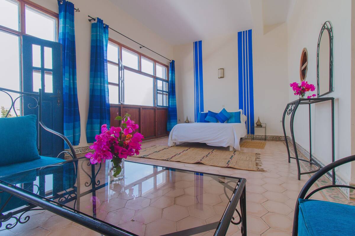 Ropa de cama de alta calidad y cortinas opacas
