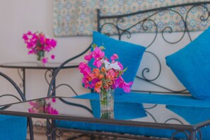 Phòng cơ bản, hiên, quang cảnh biển | Khu phòng khách