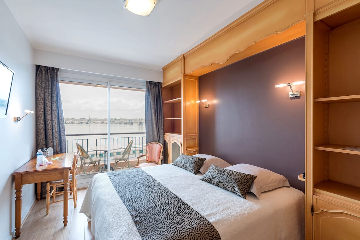 Double Room | In-room safe, desk, iron/ironing board, WiFi (free)