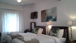 Kamar Keluarga (Weaver & Woodpecker 24) | Minibar, brankas, tempat tidur lipat/tambahan, dan Wi-Fi gratis