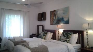 Family Room (Weaver & Woodpecker 24) | Bar mini, peti besi dalam bilik, katil lipat simpan/tambahan