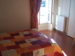 Desk, blackout curtains, soundproofing, iron/ironing board - Hotel De France (Rochechouart)