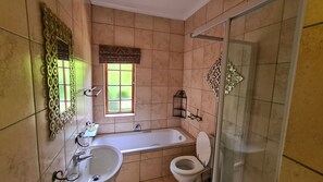 Suite familiale | Salle de bain | Articles de toilette (gratuits), séchoir à cheveux, serviettes fournies