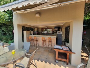 Bar (on property) - 7th Street Guesthouse (Johannesburg)
