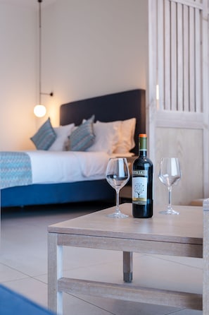 In-room safe, blackout curtains, soundproofing, iron/ironing board - Silver Beach Hotel (Platanias)