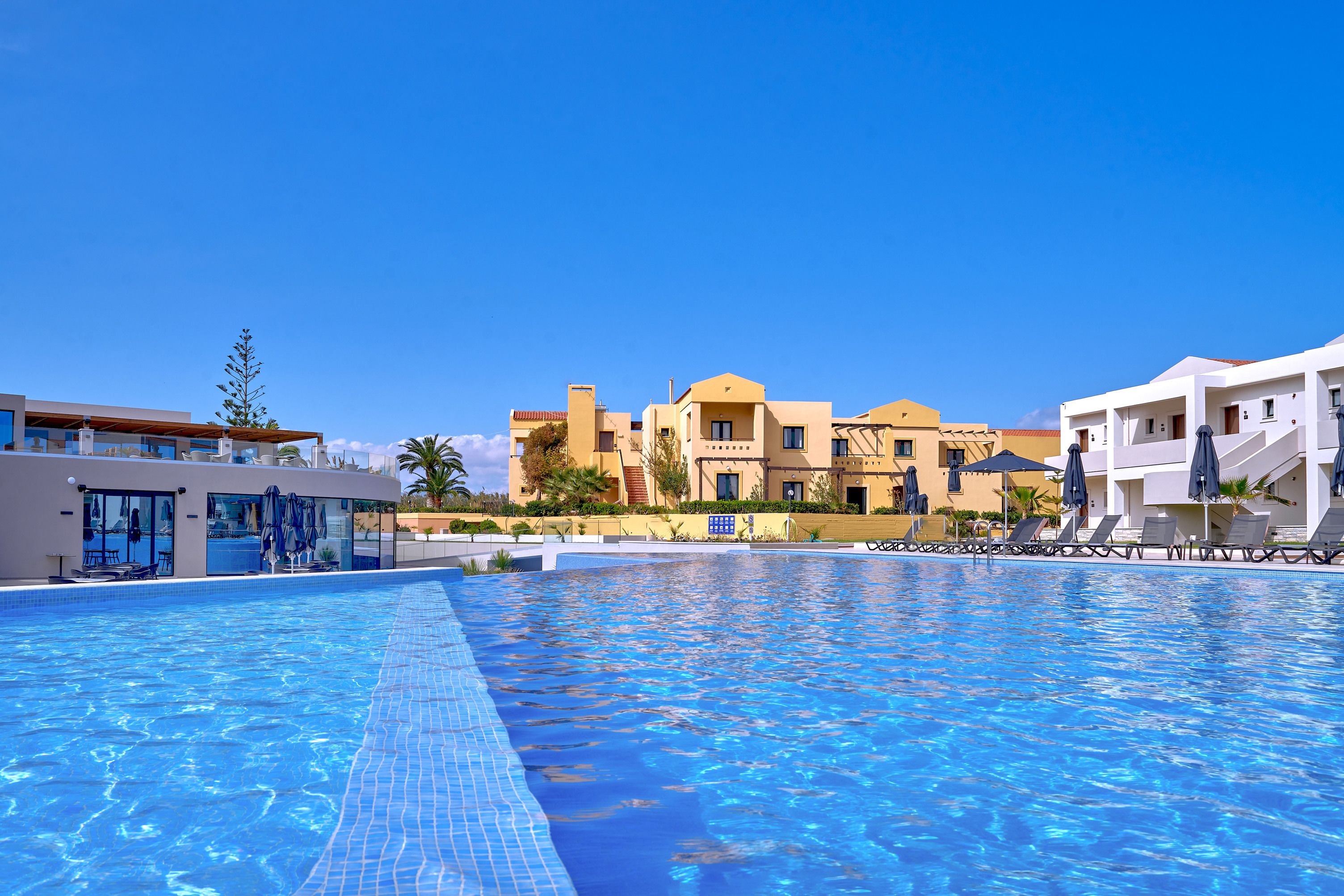 2 من حمّامات السباحة الخارجية، كبائن مجانية، مقاعد للتشمس