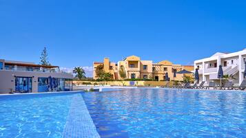 2 hồ bơi ngoài trời, mở cửa từ 9:00 đến 19:00, lều miễn phí