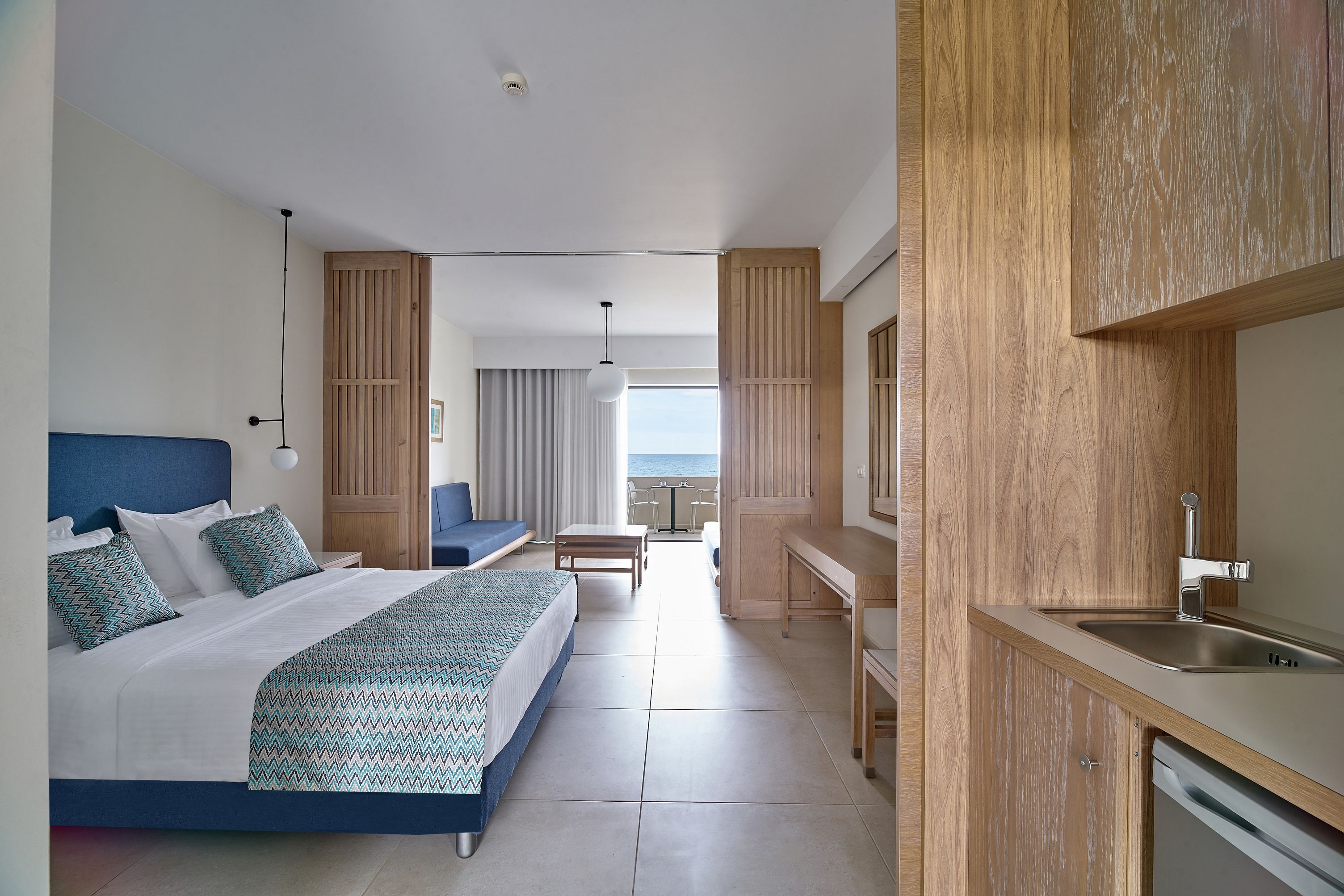 Lemari es, kompor, dan peralatan masak/sendok-piring