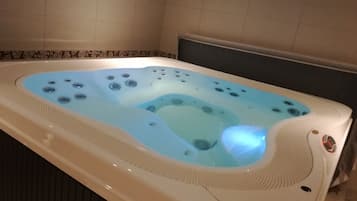 Indoor spa tub