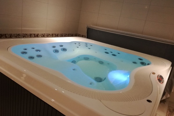 Indoor spa tub