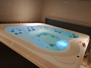 Indoor spa tub - Le Grand Hotel (Maubeuge)