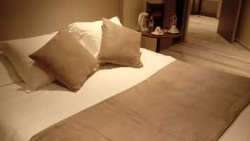 Suite, Terrace, City View (Balneo) | Desk, soundproofing, free WiFi, bed sheets