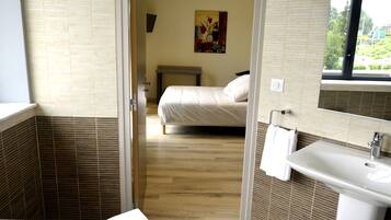 Suíte, terraço, vista para a cidade (Balneo) | Escrivaninha, espaço de trabalho para notebook, quartos à prova de som