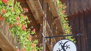 A building with a wooden facade, a sign for 'Logis', and a sign for 'Chalet de Lanza'. - Hôtel Châlet de Lanza (Abriès-Ristolas)