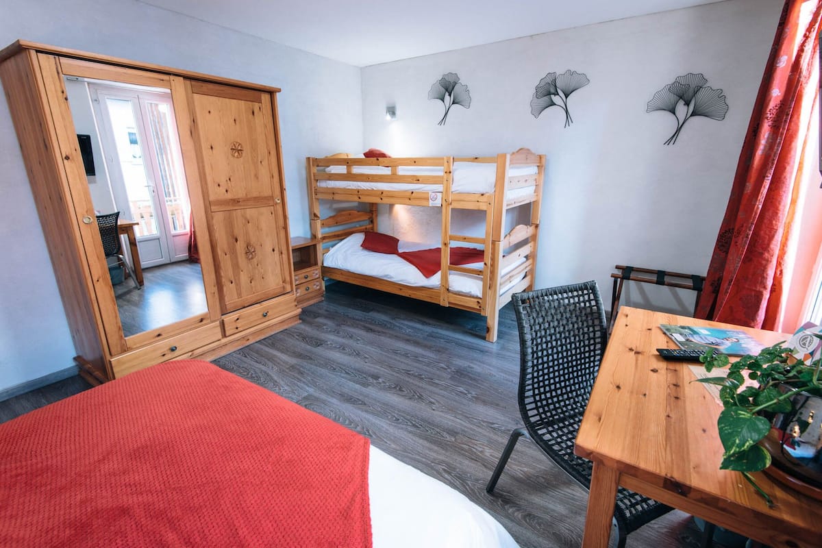 Vierbettzimmer | Schreibtisch, kostenlose Babybetten, kostenloses WLAN, Bettwäsche