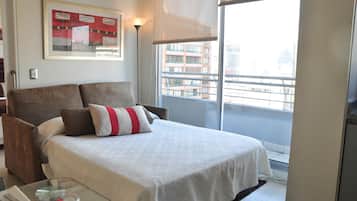 Habitación triple básica, 1 cama de matrimonio con sofá cama | Minibar, caja fuerte, cortinas opacas y tabla de planchar con plancha