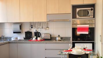 Micro-ondas, fogão, cooktop, cafeteira/chaleira