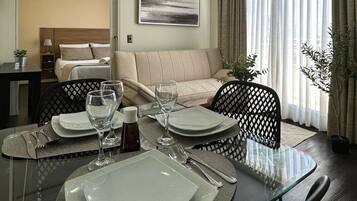 Traditional Apartment, 1 Bedroom | Ruang tamu | 26 inci televisyen LCD dengan kabel, TV