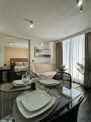 Traditional Apartment, 1 Bedroom | Ruang tamu | 26 inci televisyen LCD dengan kabel, TV 