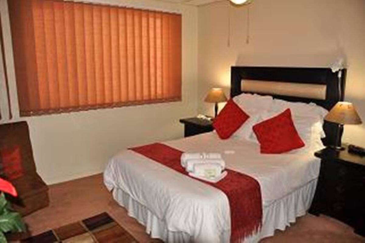 Minibar, in-room safe, desk, iron/ironing board