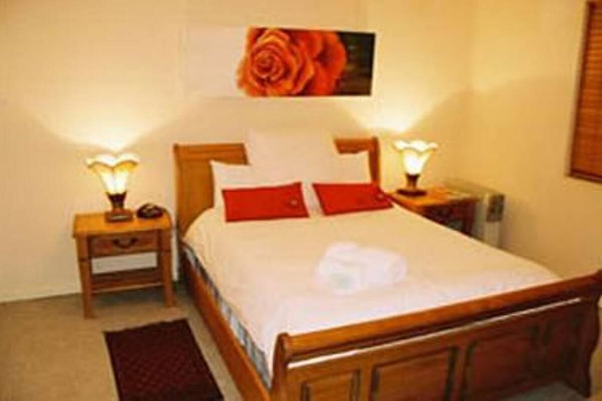 Minibar, in-room safe, desk, iron/ironing board