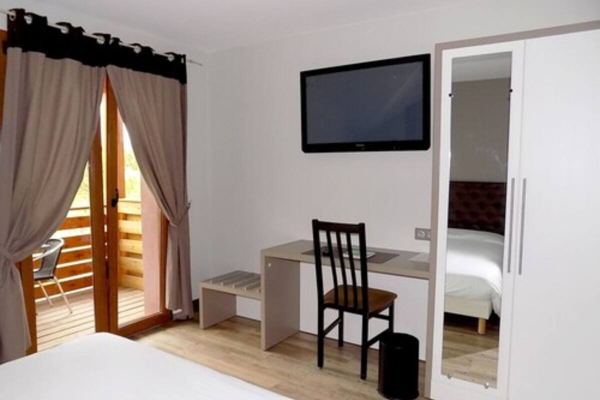 triple room | desk, free cots/infant beds, free wifi, bed sheets