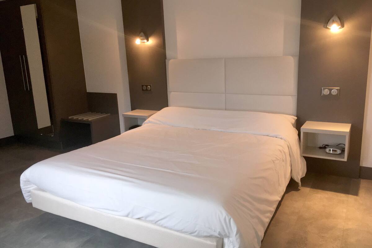 double room | desk, free cots/infant beds, free wifi, bed sheets