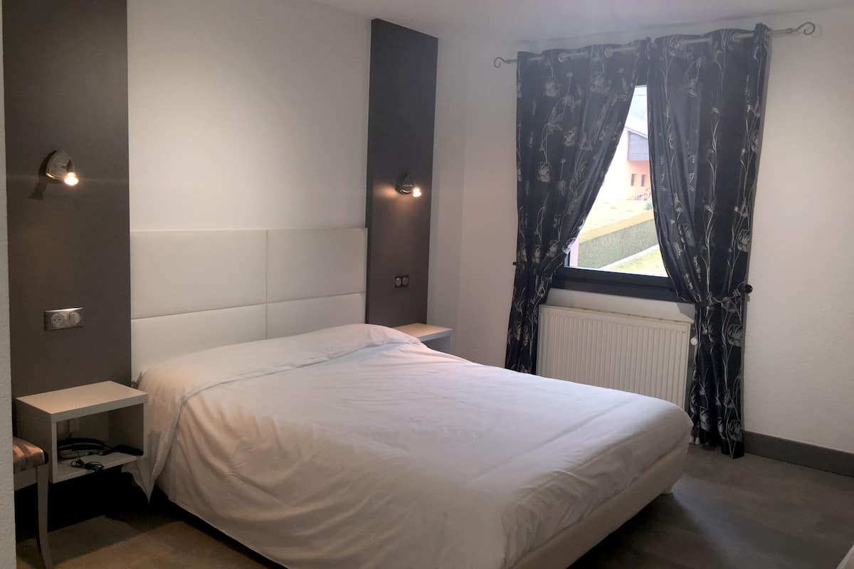 double room | desk, free cots/infant beds, free wifi, bed sheets