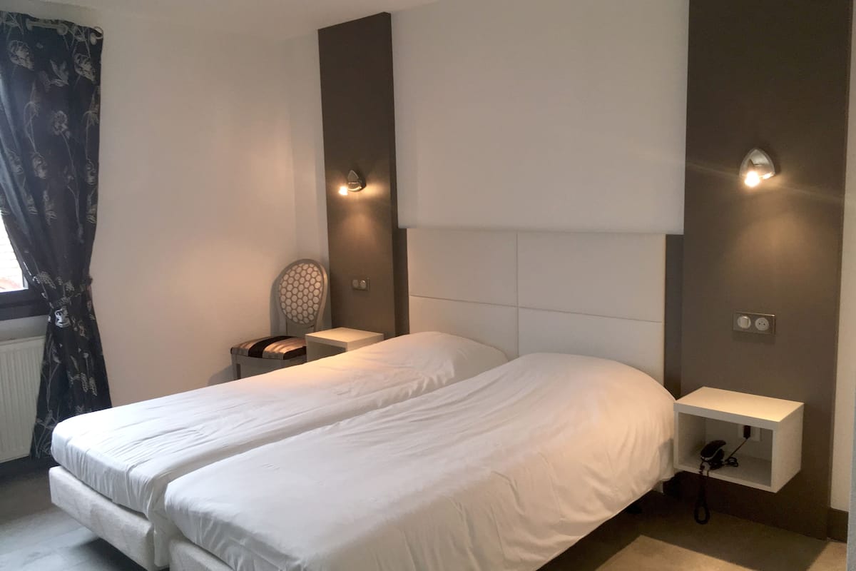 standard room, 2 single beds | desk, free cots/infant beds, free wifi, bed sheets