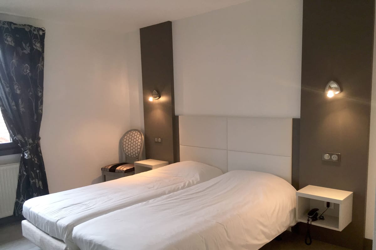 Chambre Standard, 2 lits une place | Bureau, lits bébé (gratuits), Wi-Fi gratuit, draps fournis