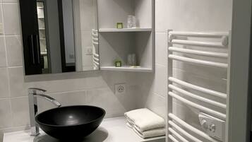 Douche, sèche-cheveux, serviettes fournies