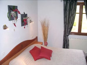 Double Room | Desk, free cribs/infant beds, free WiFi, bed sheets - Hôtel-Restaurant Le Régal (Saint-Die)