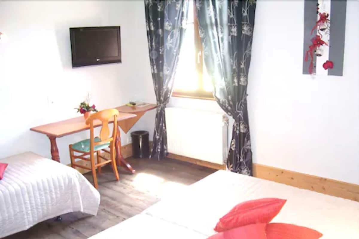 Chambre Triple | Bureau, lits bébé (gratuits), Wi-Fi gratuit, draps fournis