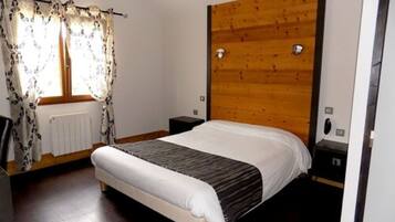 Bureau, lits bébé (gratuits), Wi-Fi gratuit, draps fournis