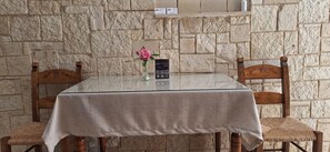 Schallisolierte Zimmer, kostenloses WLAN, Bettwäsche