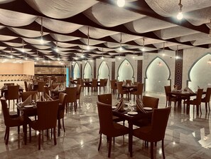 Déjeuner, dîner et souper servis sur place; cuisine locale 