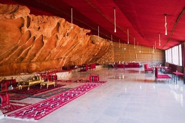 Petit déjeuner et déjeuner servis sur place, spécialités Cuisine locale