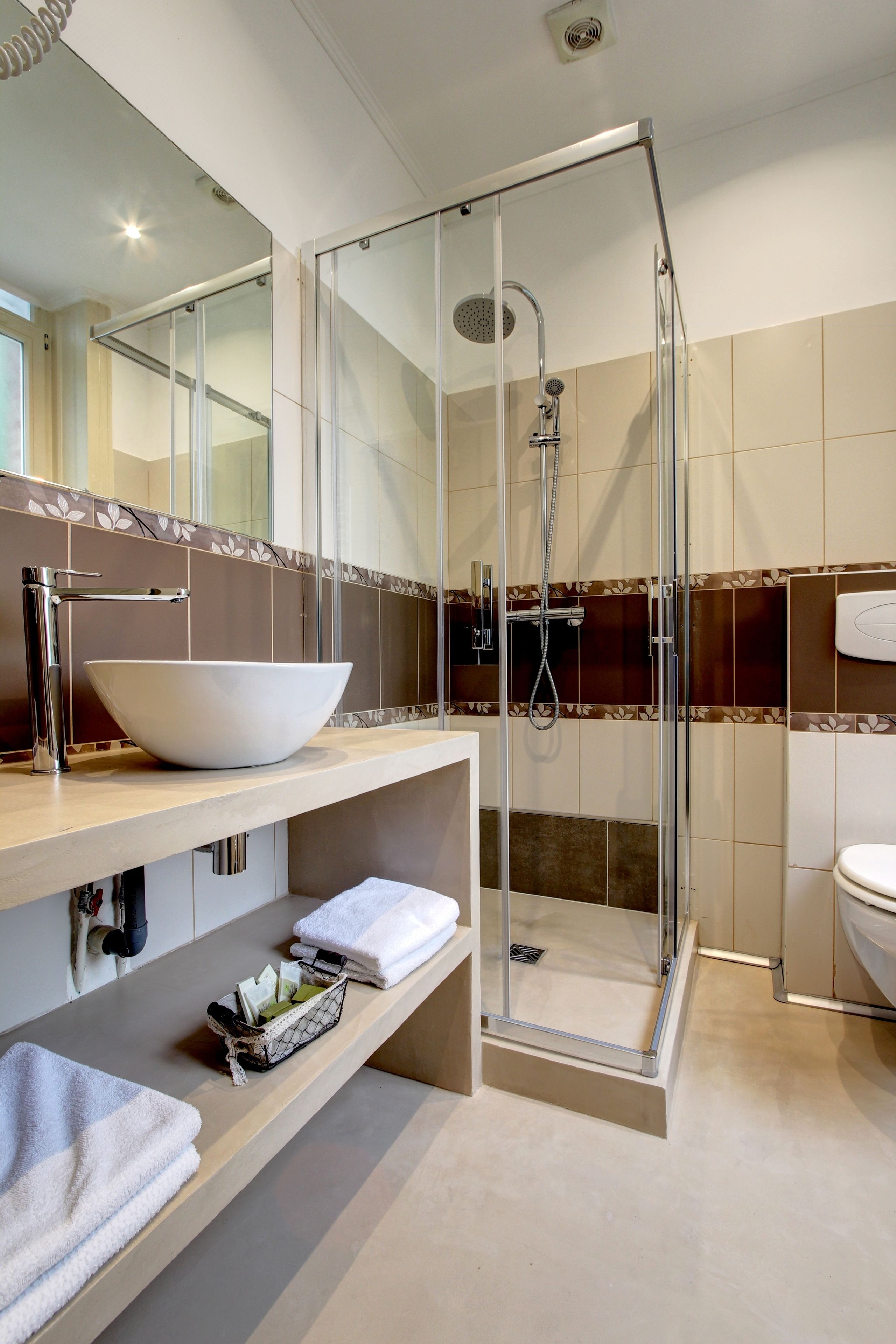 free toiletries, towels