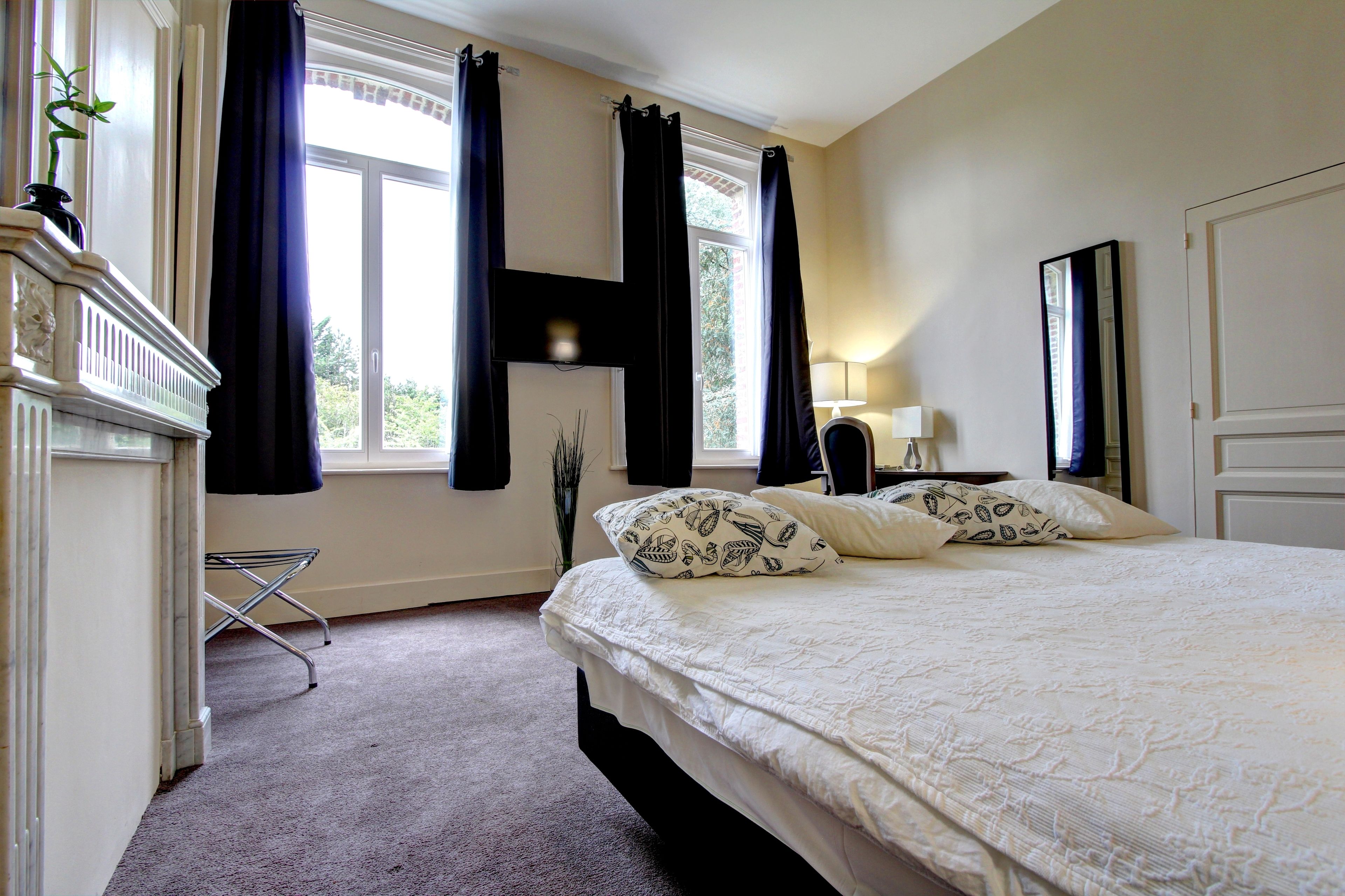 double room | in-room safe, desk, soundproofing, free wifi