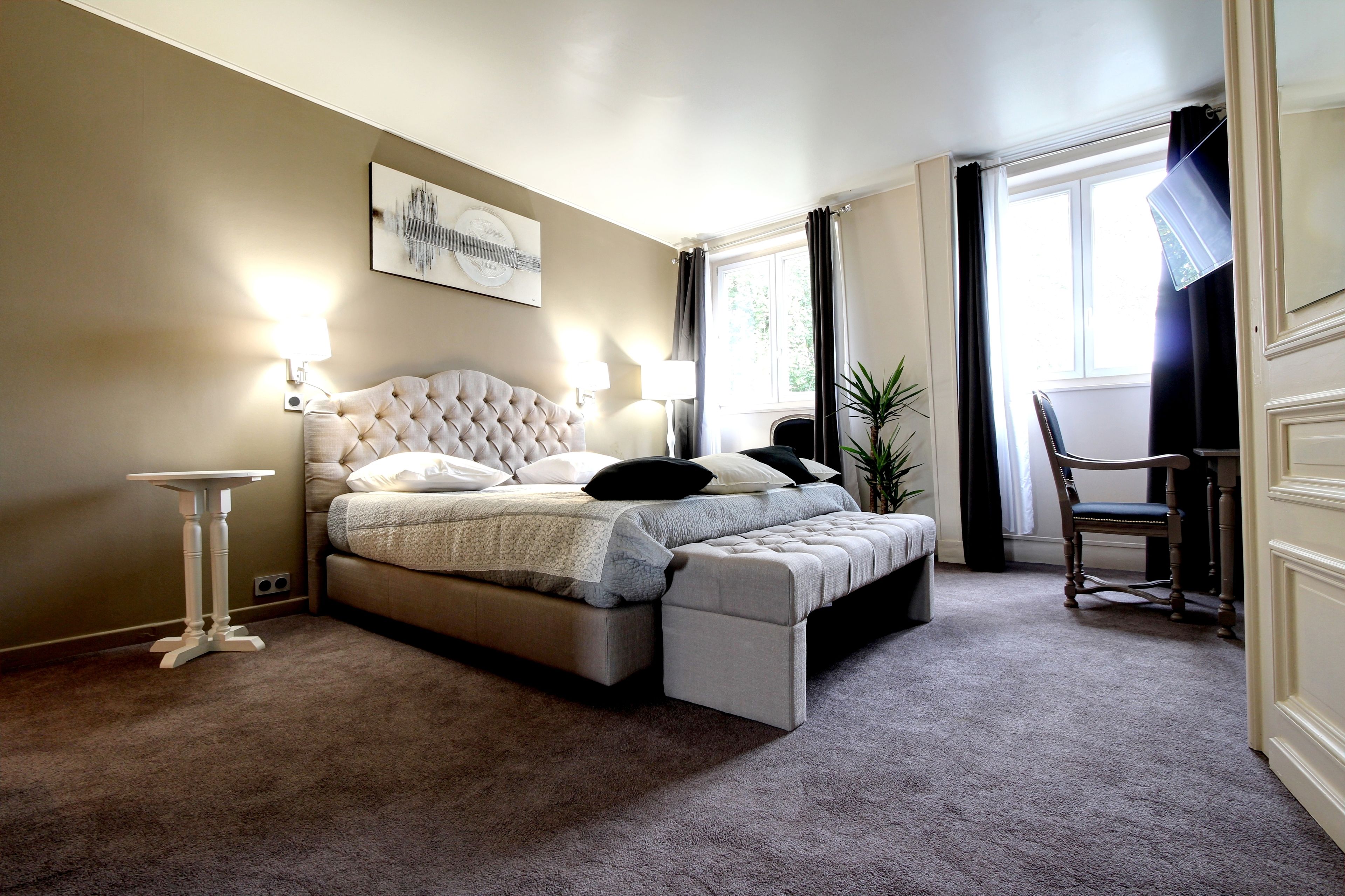 double room (nuptiale) | in-room safe, desk, soundproofing, free wifi