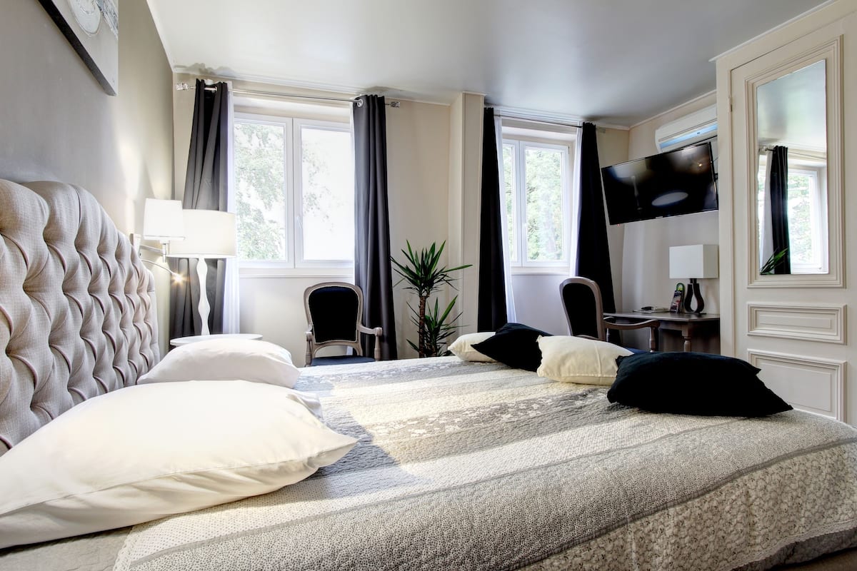 double room (nuptiale) | in-room safe, desk, soundproofing, free wifi