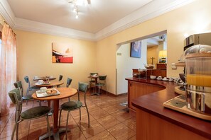 Desayuno continental diario (EUR 9 por persona)