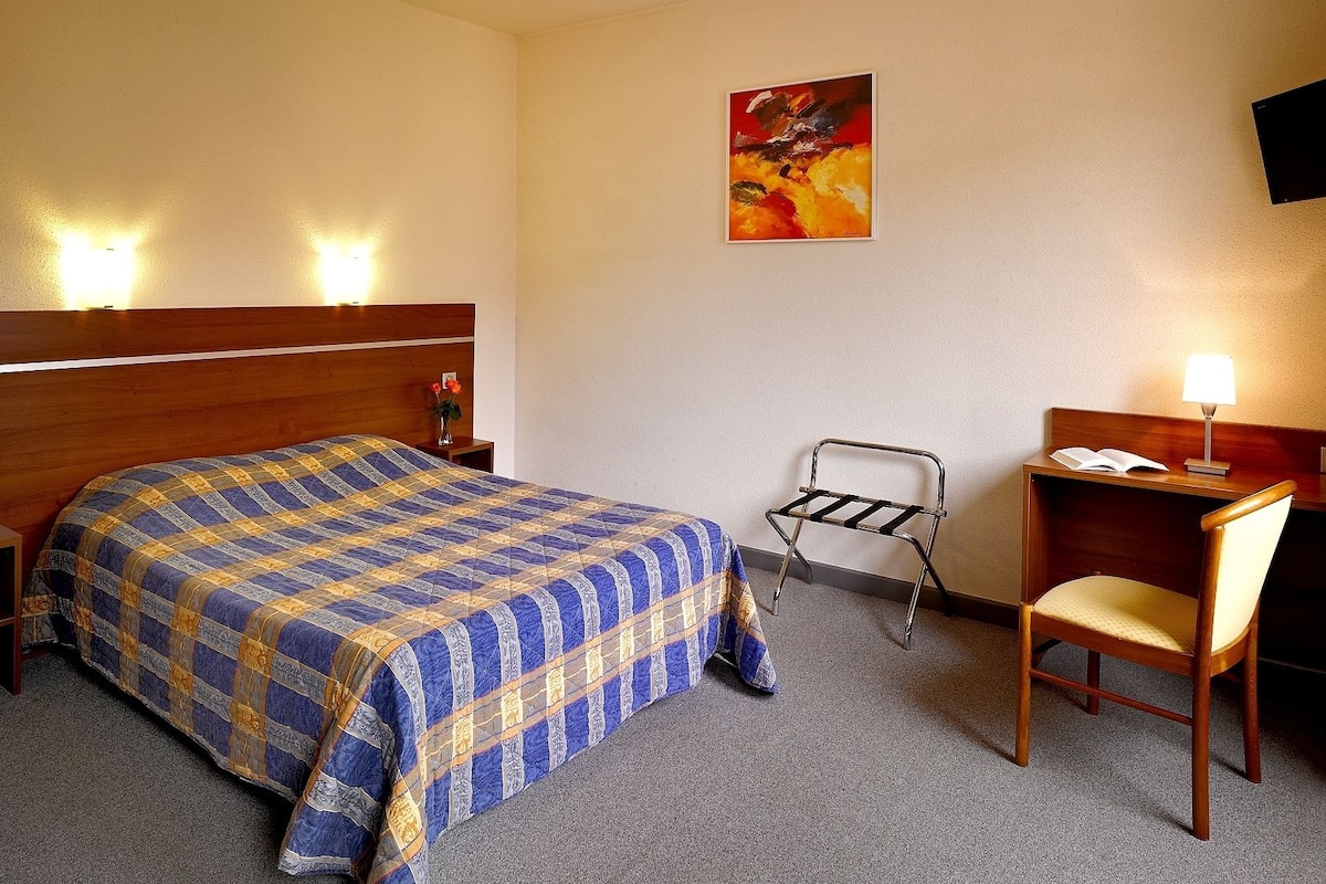 Tweepersoonskamer | Een bureau, een strijkplank/strijkijzer, gratis wifi, beddengoed